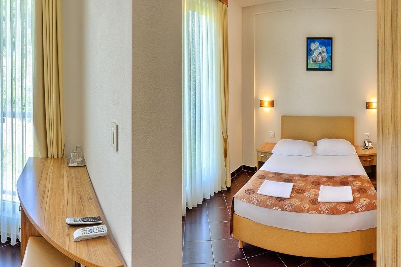 Hotel Sirena Podgora Buitenkant foto