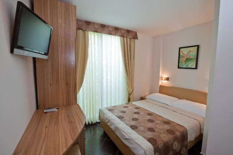 Hotel Sirena Podgora Buitenkant foto