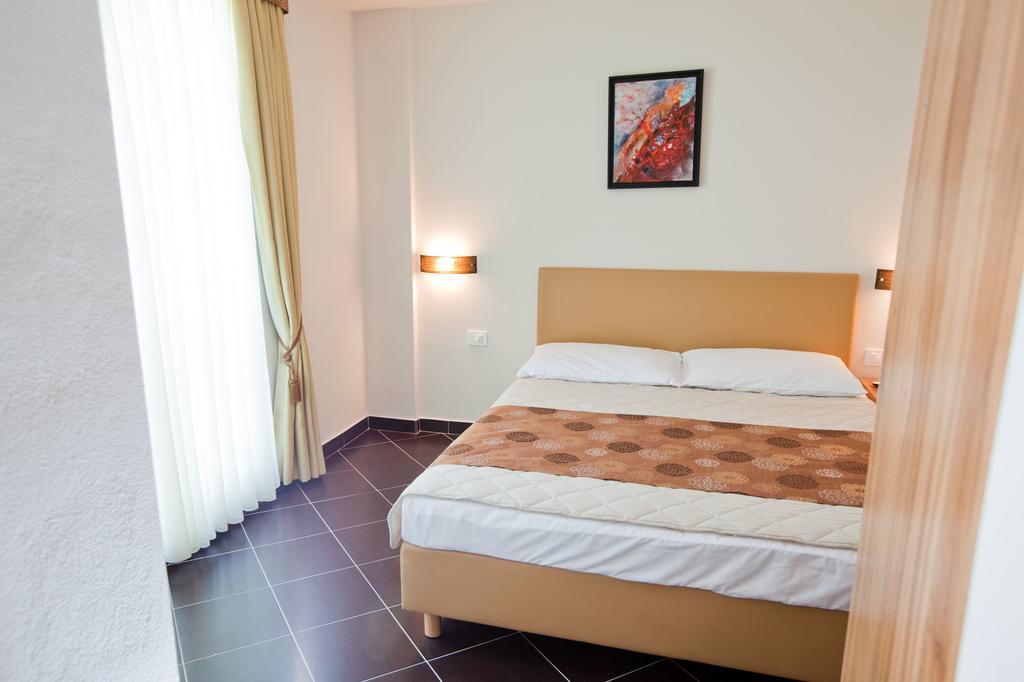 Hotel Sirena Podgora Buitenkant foto