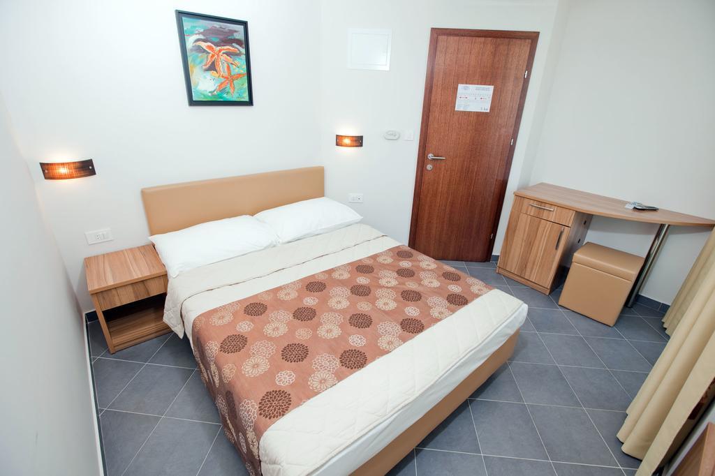 Hotel Sirena Podgora Buitenkant foto