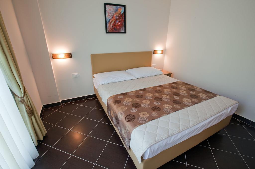 Hotel Sirena Podgora Buitenkant foto
